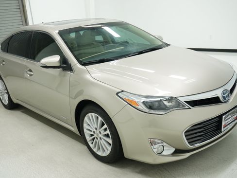 Used 2013 Toyota Avalon Limited w/ Technology Pkg FWD image 3