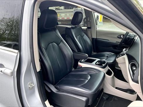 Used 2023 Chrysler Pacifica Touring-L FWD image 7