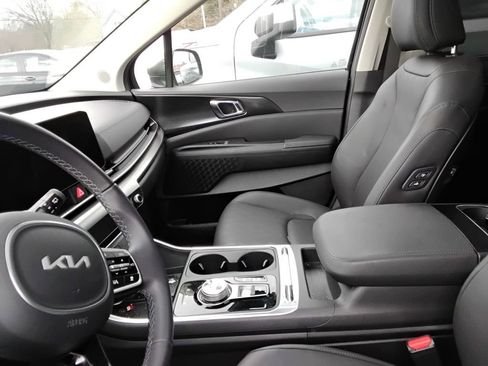 Used 2025 Kia Carnival SX w/ SX Dark Edition Package image 8