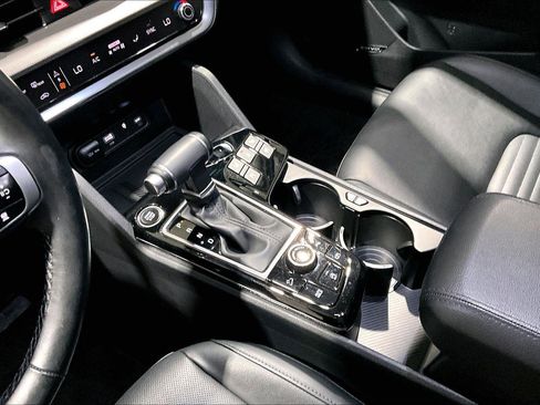 Used 2025 Kia Sportage SX image 16