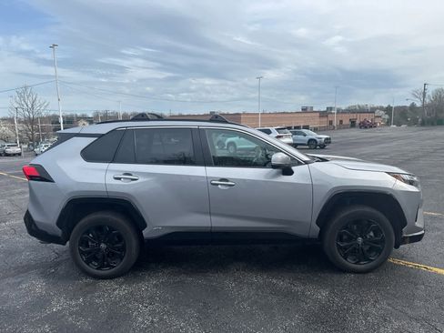Used 2023 Toyota RAV4 SE image 5