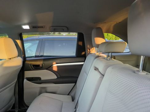 Used 2018 Toyota Highlander LE FWD image 7