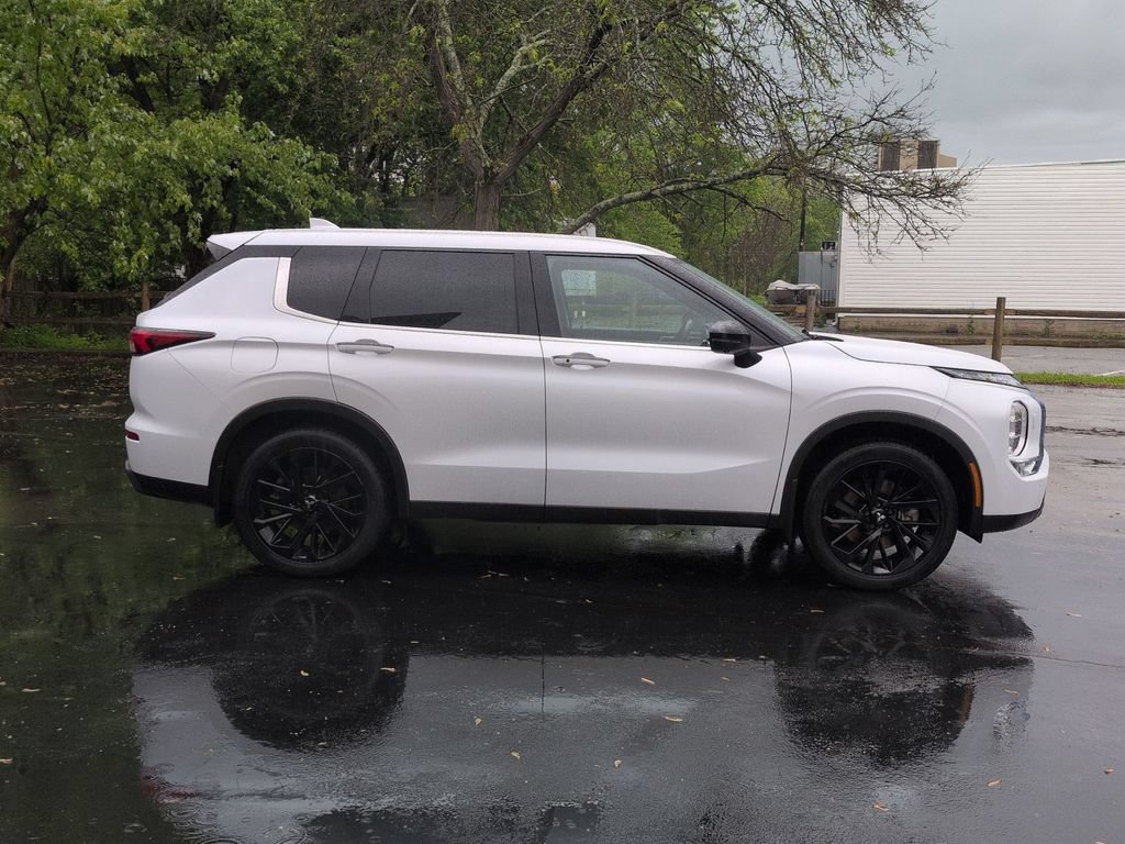 Used 2023 Mitsubishi Outlander SE Black Edition AWD/4WD image 4