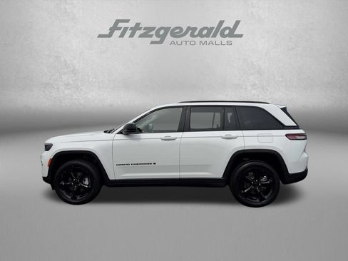 Used 2023 Jeep Grand Cherokee Limited w/ Black Appearance Package AWD/4WD image 5