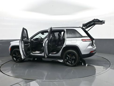 Used 2024 Jeep Grand Cherokee Altitude image 32