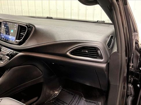 Used 2025 Chrysler Pacifica Limited FWD image 16
