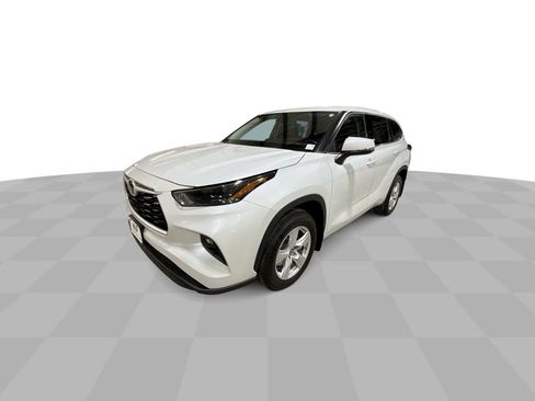 Used 2022 Toyota Highlander LE image 5