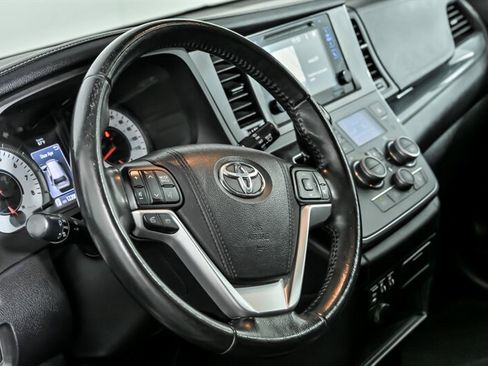 Used 2016 Toyota Sienna SE w/ SE Preferred Package FWD image 20