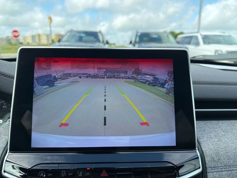 Used 2024 Jeep Compass Latitude image 18