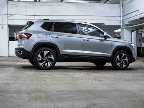 New 2026 Volkswagen Taos SE image 7