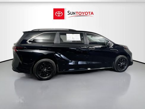 Used 2025 Toyota Sienna XLE image 2