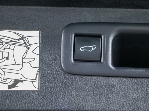 Used 2024 Toyota Highlander XLE FWD image 32