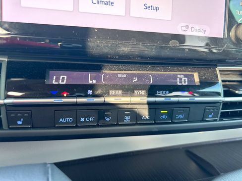 Used 2024 Toyota Sienna XLE FWD image 24