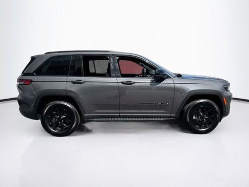 Used 2025 Jeep Grand Cherokee Altitude AWD/4WD image 4