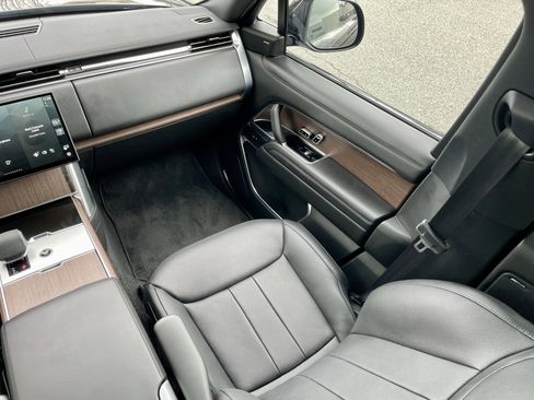 Certified 2025 Land Rover Range Rover SE image 18