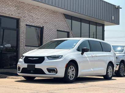 Used 2024 Chrysler Pacifica Touring-L