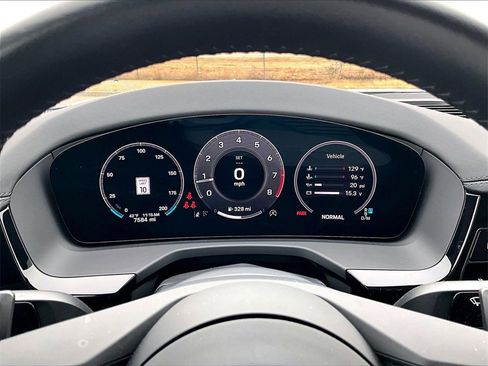 Used 2025 Porsche Panamera image 25