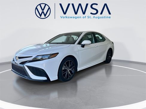 Used 2024 Toyota Camry SE image 3