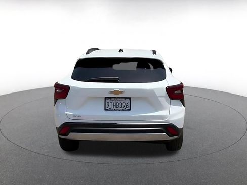 Used 2025 Chevrolet Trax LT FWD image 12
