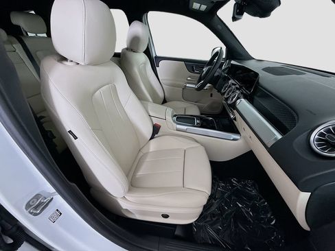 Used 2025 Mercedes-Benz GLB 250 w/ Exclusive Package image 27