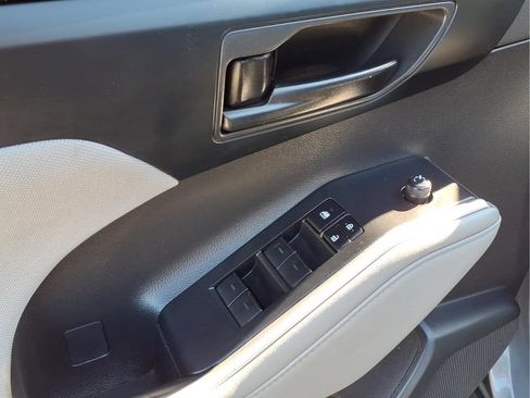 Used 2023 Toyota Highlander LE FWD image 19