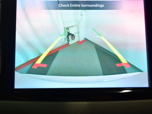 Used 2023 Chrysler Pacifica Touring-L FWD image 27
