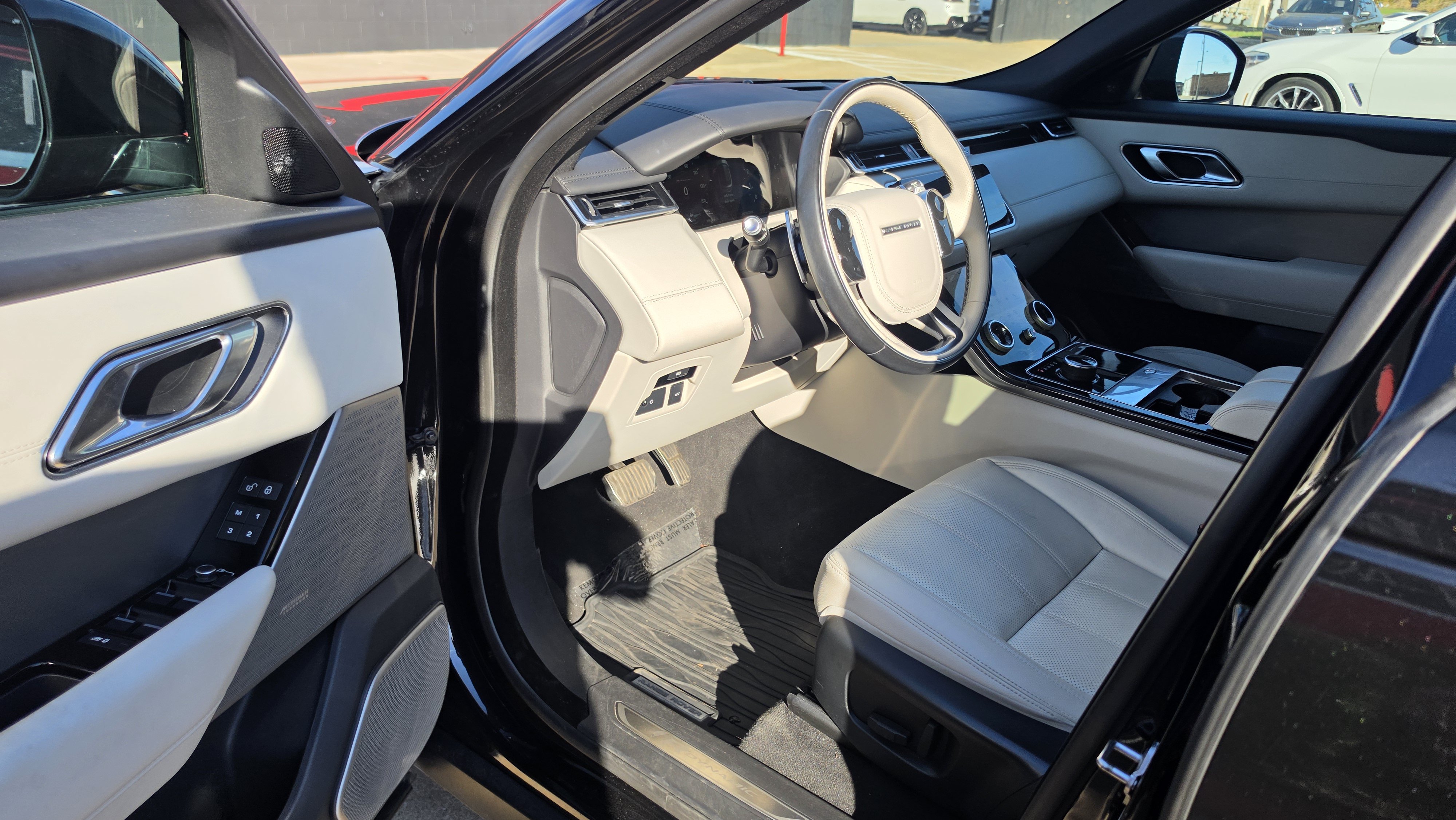 Used 2018 Land Rover Range Rover Velar R-Dynamic SE AWD/4WD image 23