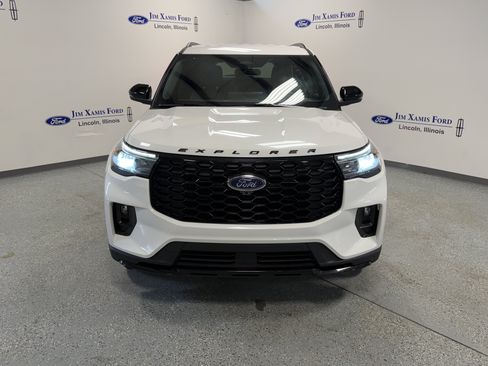 Used 2025 Ford Explorer ST-Line AWD/4WD image 2
