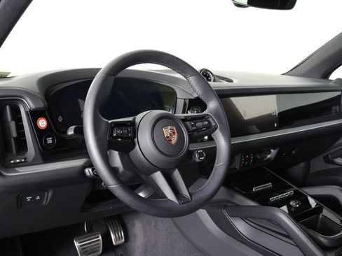 Certified 2025 Porsche Cayenne S image 4