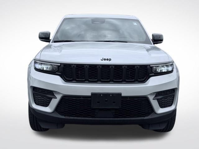 Used 2025 Jeep Grand Cherokee Altitude AWD/4WD image 2