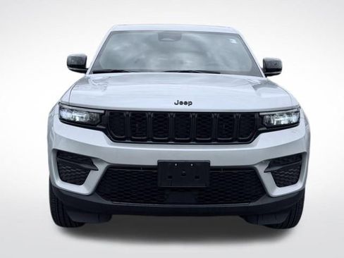 Used 2025 Jeep Grand Cherokee Altitude AWD/4WD image 2