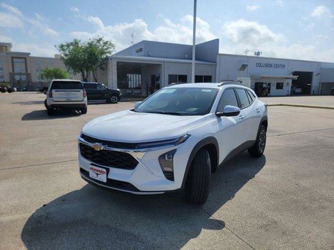 New 2026 Chevrolet Trax LT w/ Driver Confidence Package FWD image 3