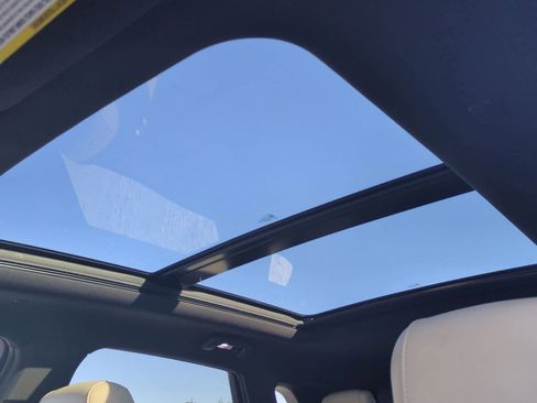 Used 2017 Cadillac XT5 Luxury w/ Driver Awareness Package image 18