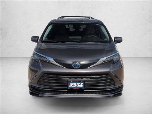 Used 2025 Toyota Sienna LE FWD image 2