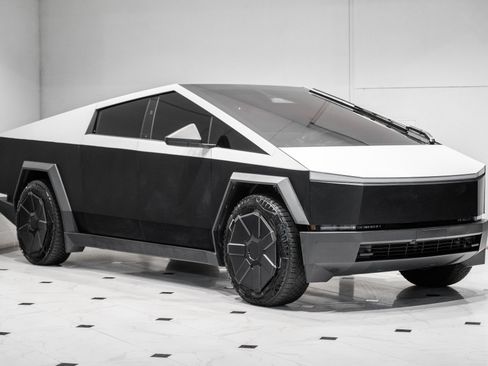 Used 2024 Tesla Cybertruck Cyberbeast AWD/4WD image 3