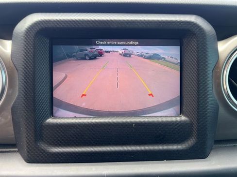 Used 2020 Jeep Wrangler Unlimited Sahara image 16