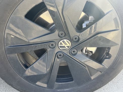 Certified 2025 Volkswagen Taos SE image 12