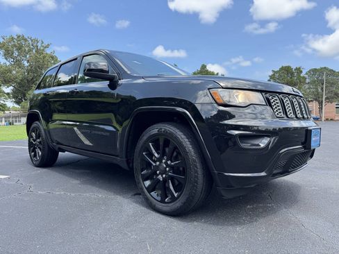 Used 2017 Jeep Grand Cherokee Altitude RWD image 12