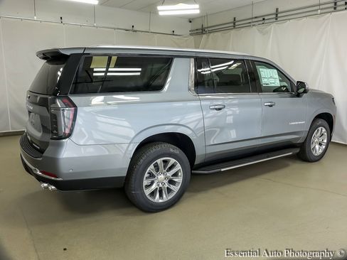 New 2026 Chevrolet Suburban Premier image 8