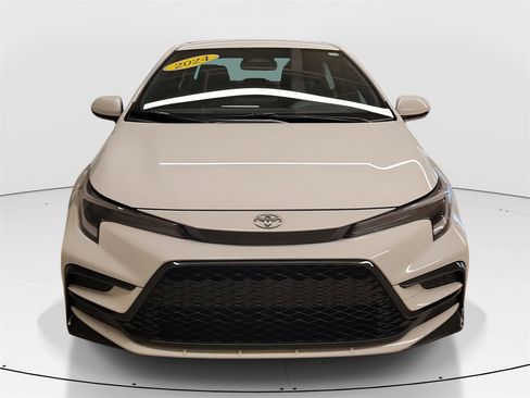 Used 2024 Toyota Corolla SE image 3