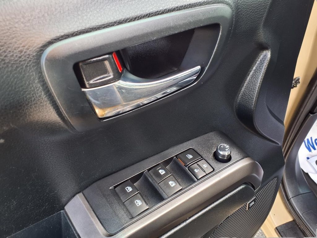 Used 2017 Toyota Tacoma TRD Off-Road AWD/4WD image 20