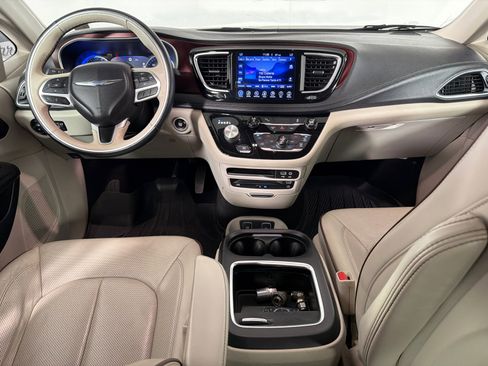 Used 2017 Chrysler Pacifica Limited w/ UConnect Theater Package FWD image 23