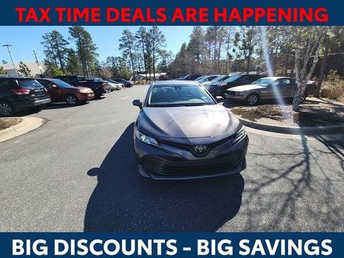 Used 2019 Toyota Camry LE image 3