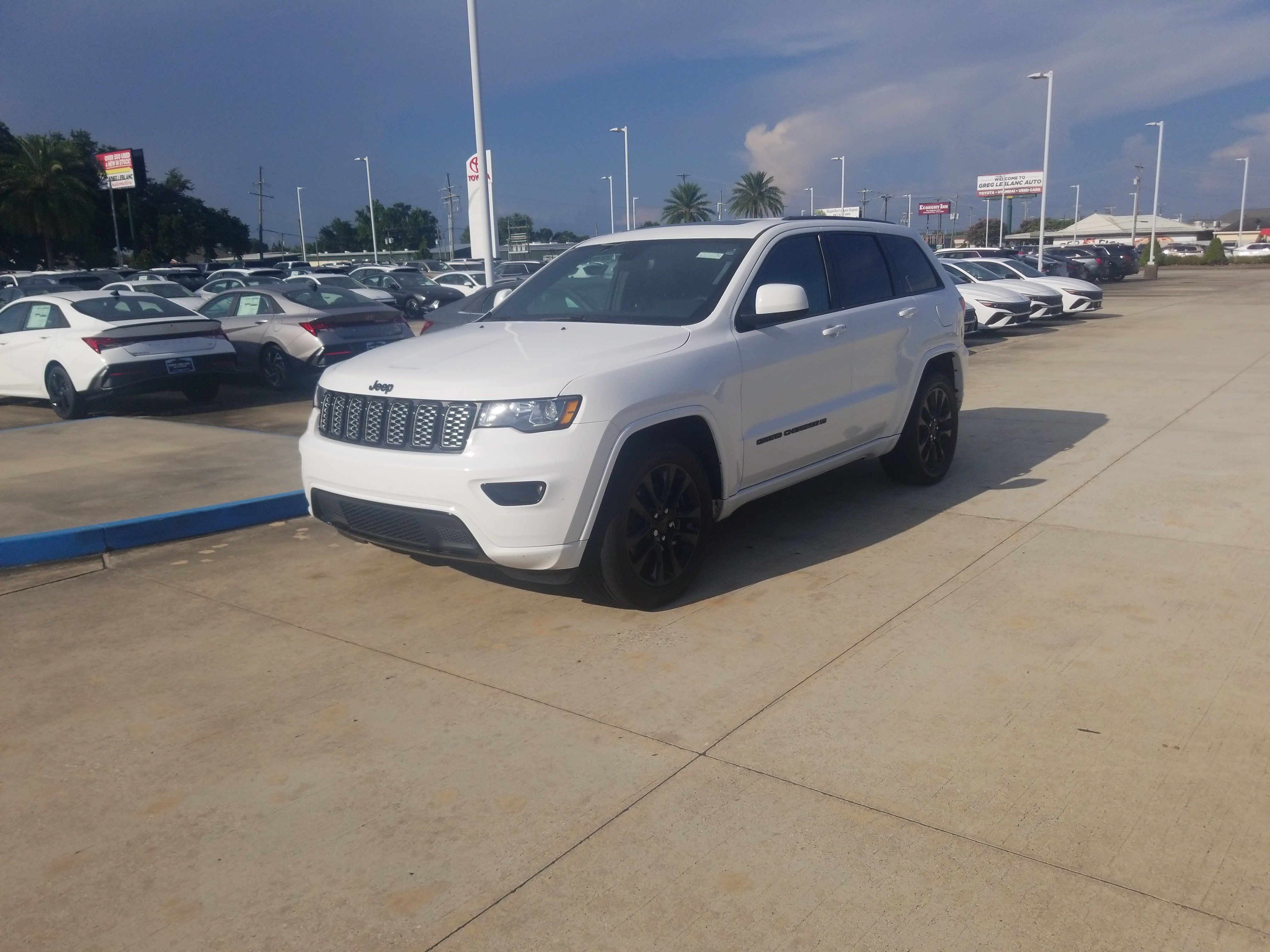 Used 2022 Jeep Grand Cherokee Laredo X RWD image 3