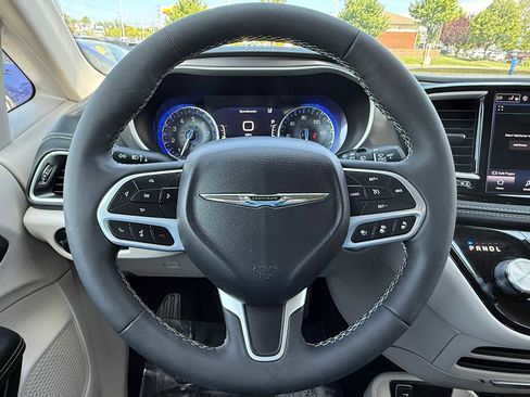 Used 2023 Chrysler Pacifica Touring-L FWD image 19