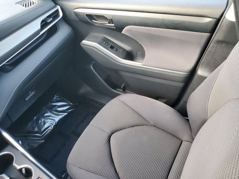 Used 2024 Toyota Highlander LE image 8