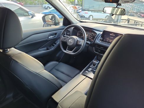 Used 2024 Nissan Rogue SV w/ SV Premium Package image 11