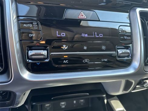 Used 2023 Kia Sorento S image 17