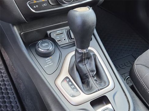 Used 2015 Jeep Cherokee Latitude w/ Cold Weather Group image 29