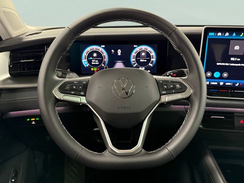 Used 2025 Volkswagen Tiguan SE image 12